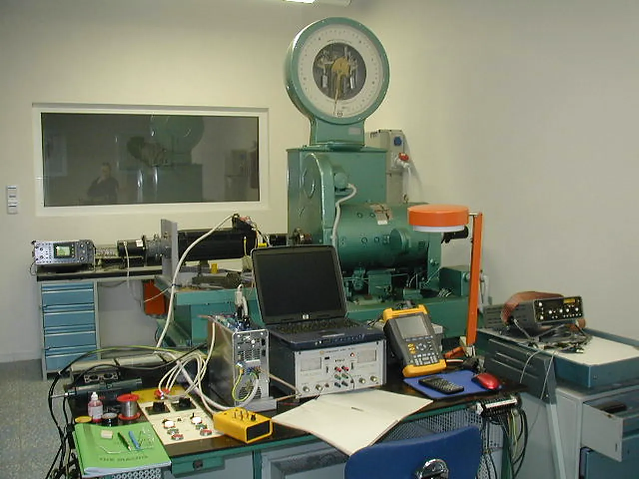 Servis pohonů – zelený dynamometr pro zátěžové zkoušky (foto 37). Servis pohonů – zelený dynamometr pro zátěžové zkoušky (foto 37).
